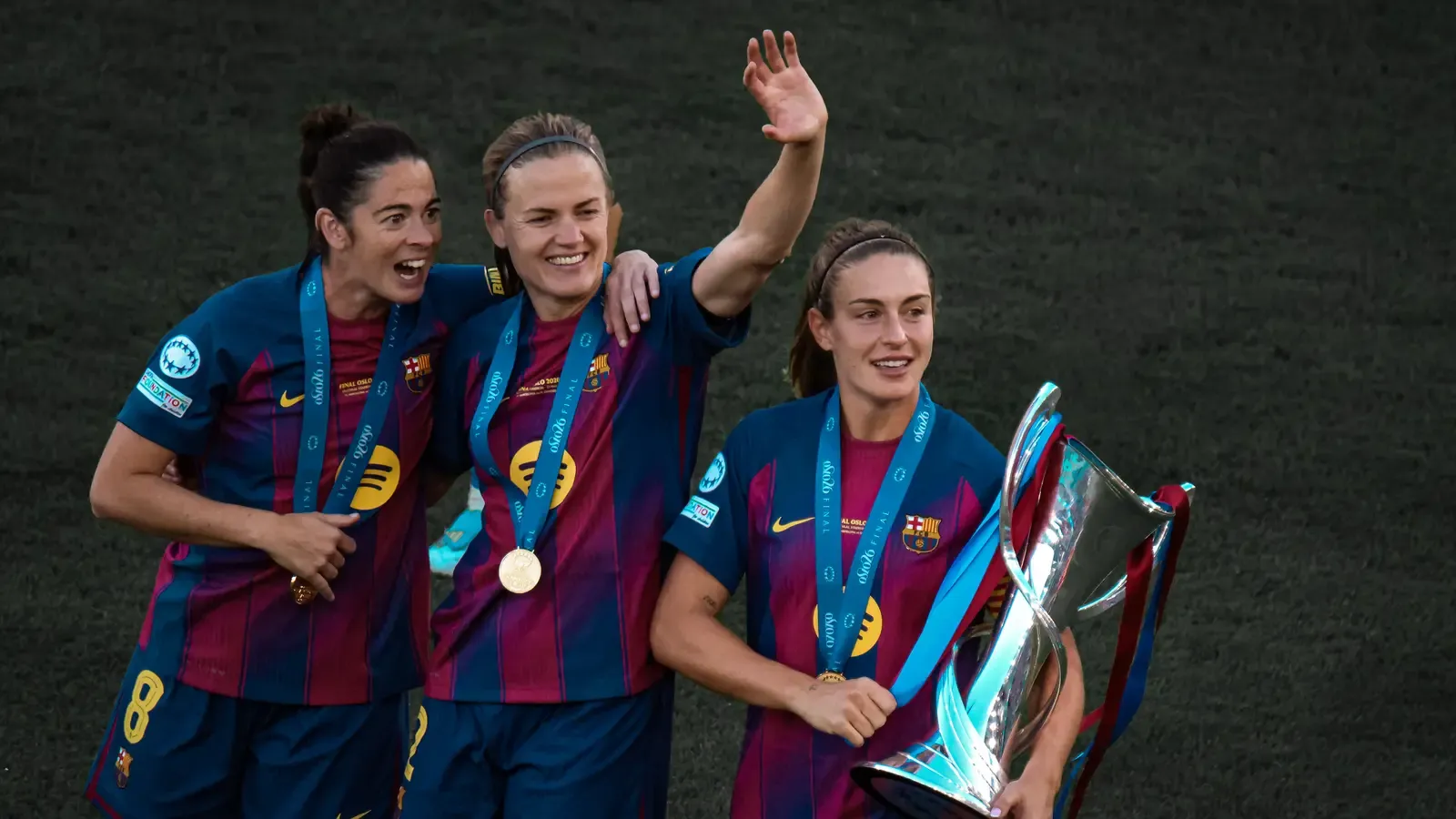Alexia Putellas con sus compañeras del FC Barcelona y el trofeo en la final de la Liga de Campeones femenina 2025-26