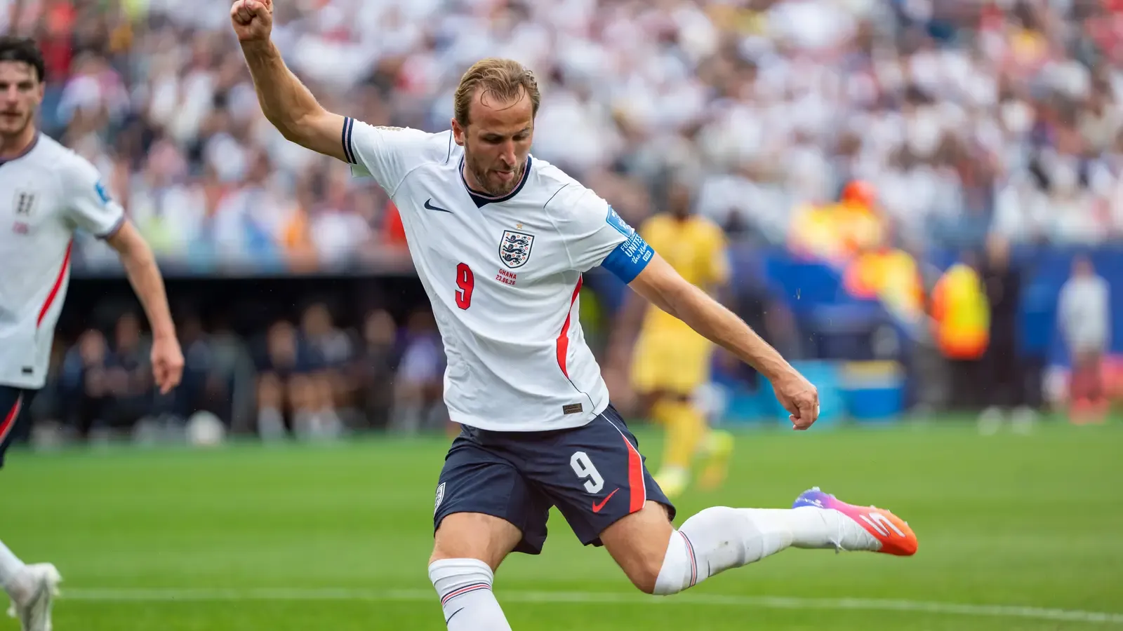 Harry Kane, con el 9 y el brazalete de capitán de Inglaterra, golpea el balón en el partido Inglaterra-Ghana del Mundial 2026